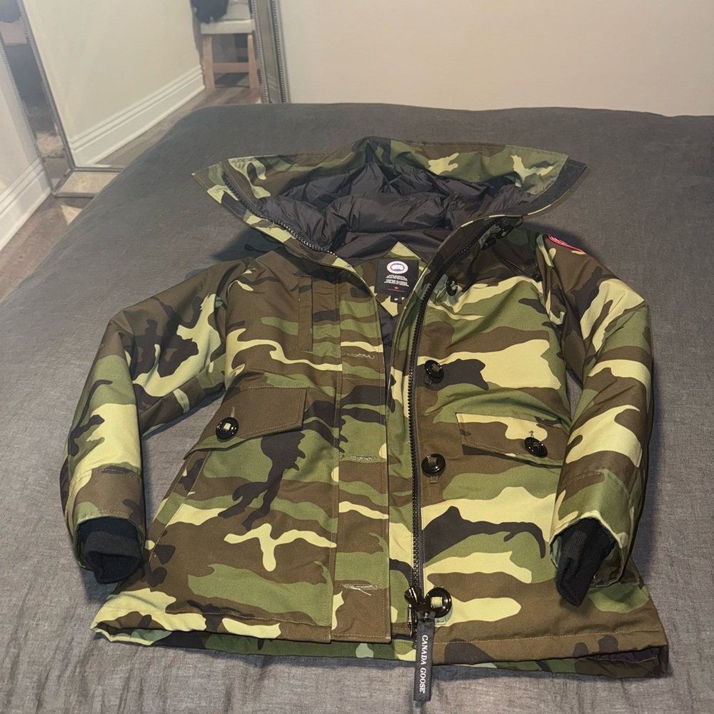 NWOT Canada Goose jacket.